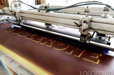 Siebdruck im Bereich der Werbetechnik für Folienaufkleber bis Verkehrsschilder - Logoform Werbetechnik GmbH in Heusenstamm